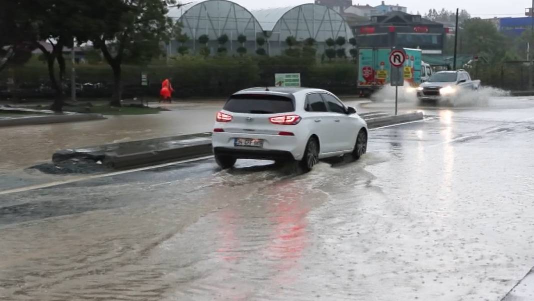 İstanbul'da sağanak sele dönüştü: İstinat duvarı çöktü, yollar göle döndü... 15